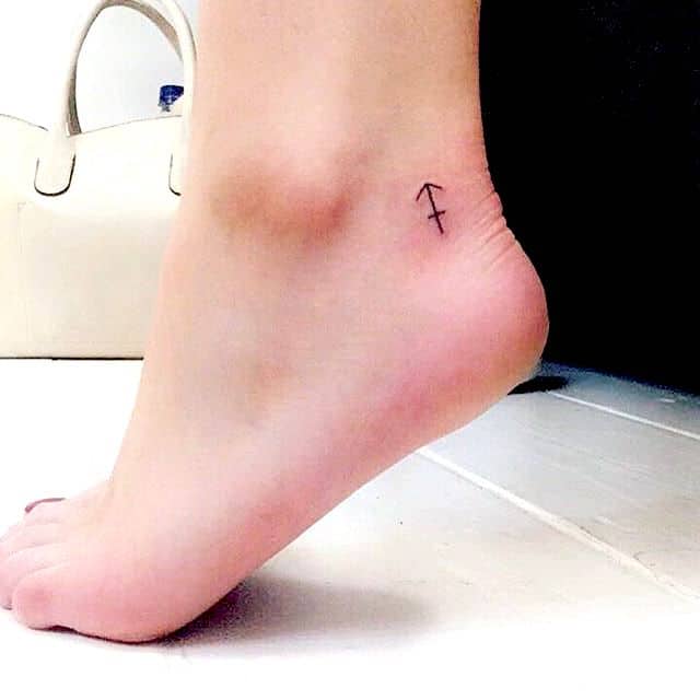 Hình tattoo cung Nhân Mã nhỏ xinh ở mắt cá chân