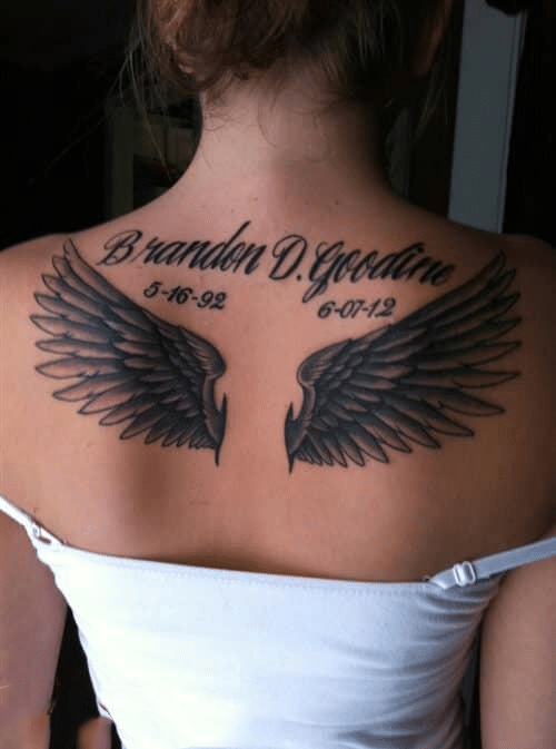 Hình tattoo đôi cánh cùng chữ đẹp ở sau lưng
