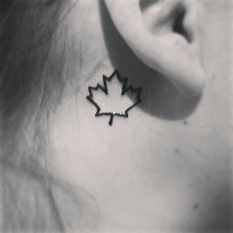Hình tattoo đơn giản lá phong đẹp