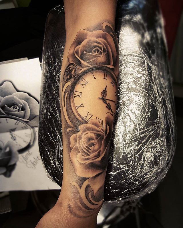 Hình tattoo đồng hồ hoa hồng cho nữ trên cánh tay