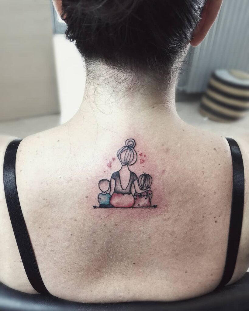 Hình tattoo gia đình dễ thương sau lưng nữ