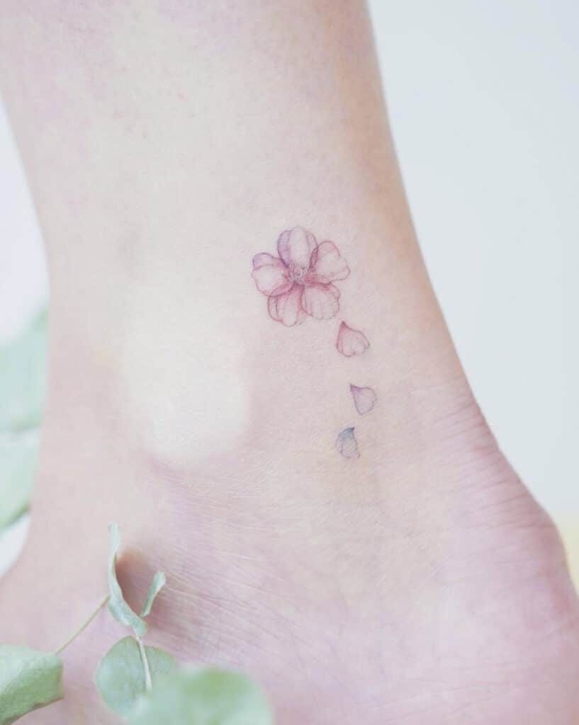 Hình tattoo hoa đào ở chân cực nhỏ