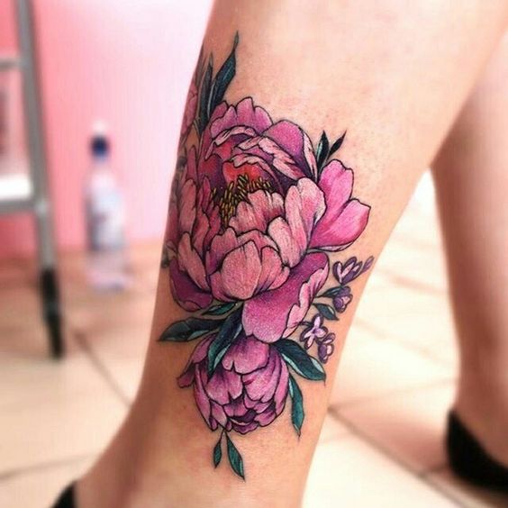 Hình tattoo hoa mẫu đơn hồng nhỏ ở cổ chân