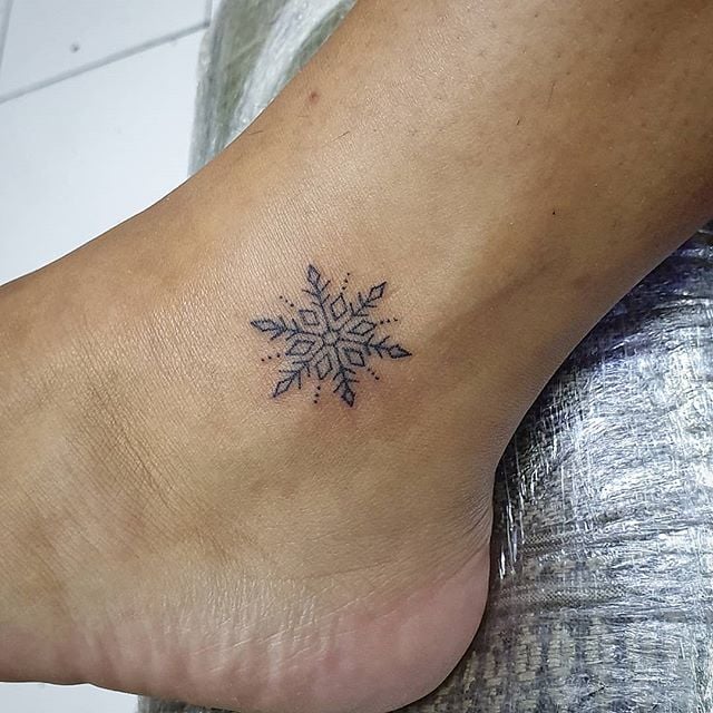Hὶnh tattoo hoa vӑꞑ cực nhỏ trên chȃn nữ
