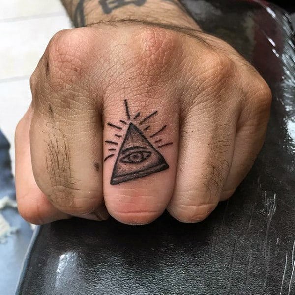 Hình tattoo kim tự tháp nhỏ mini ở ngón tay