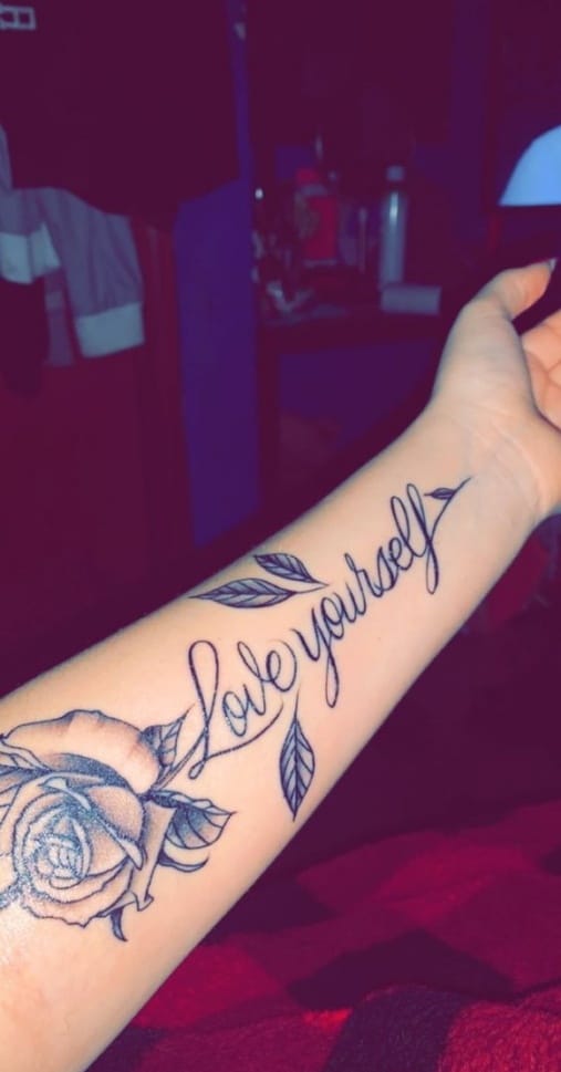Hình tattoo love yourself nghệ thuật