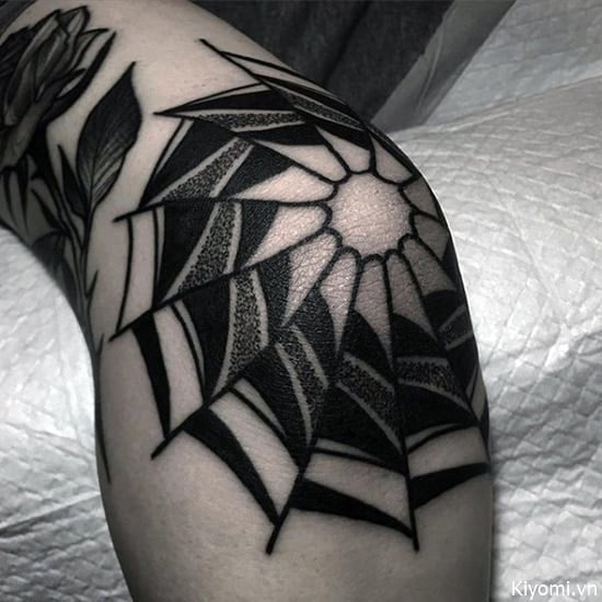 Hình tattoo mạng nhện cách điệu ở đầu gối