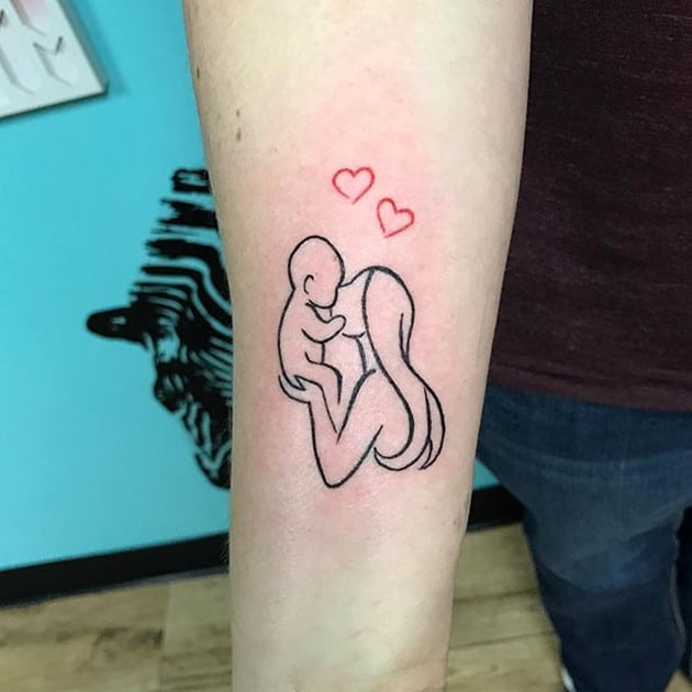 Hình tattoo mẹ bồng con đơn giản nhưng thật hạnh phúc