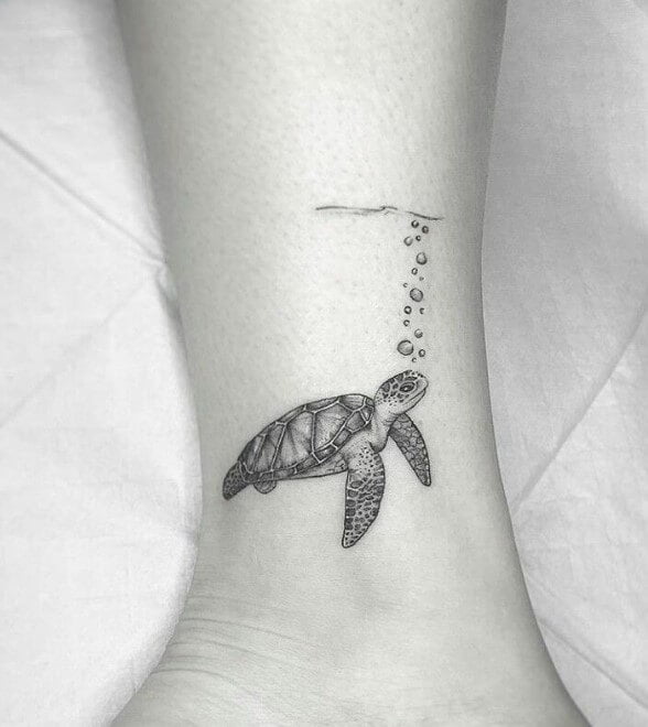 Hình tattoo rùa mini ở cổ chân