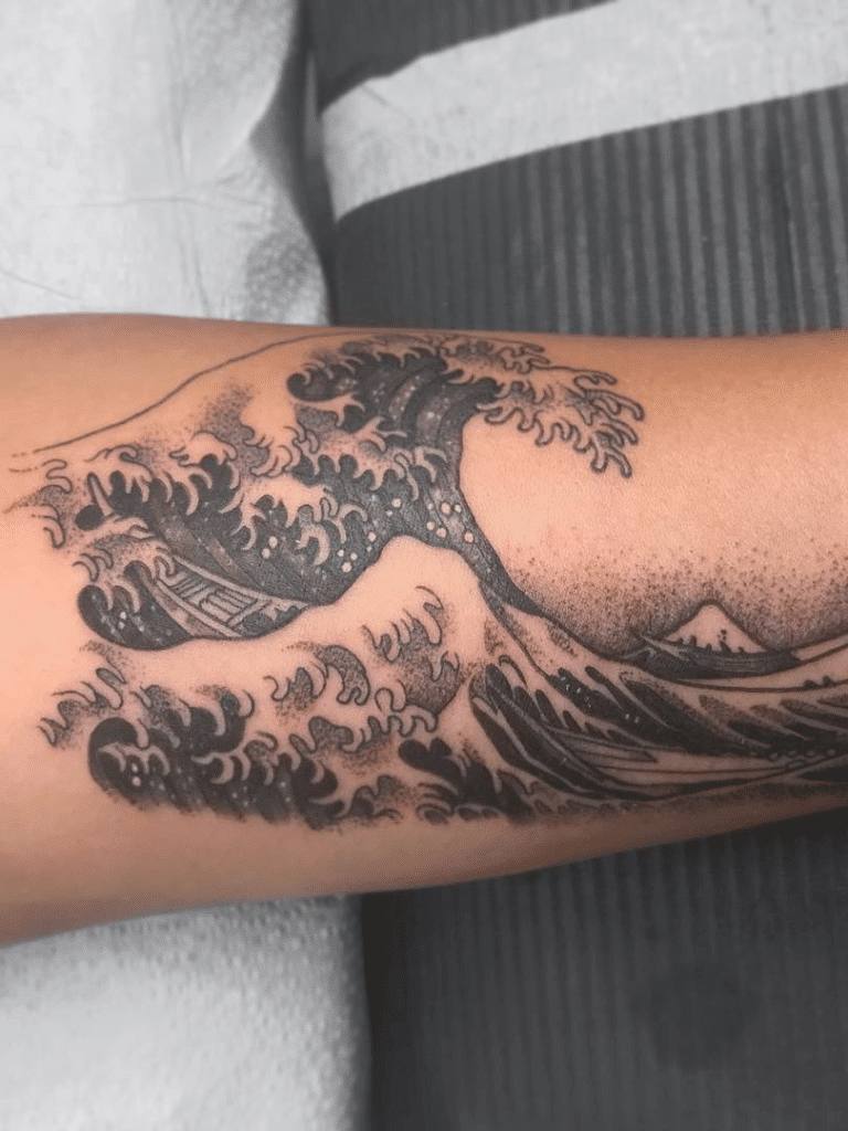 Hình tattoo sóng biển ấn tượng