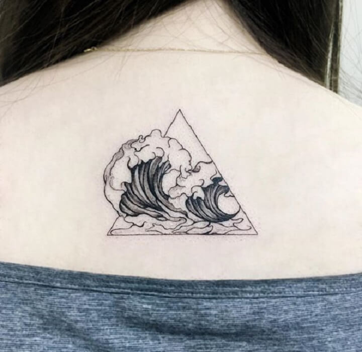 Hình tattoo sóng biển đẹp sau gáy