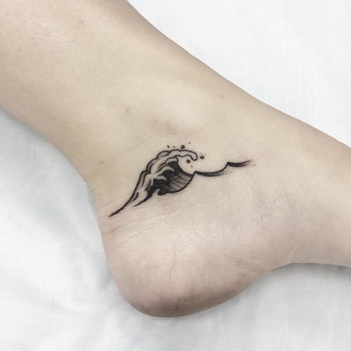 Hình tattoo sóng nước đẹp ở cổ chân mini