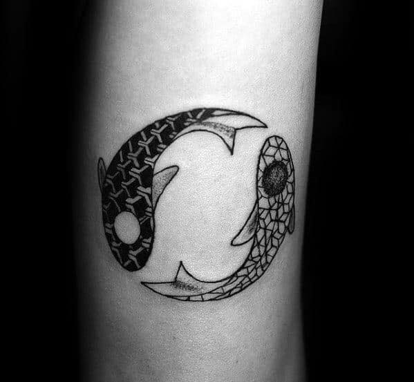 Hình tattoo vòng tròn cá chép may mắn