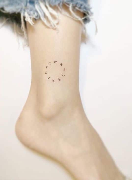 Hình tattoo vòng tròn chữ ở chân đẹp