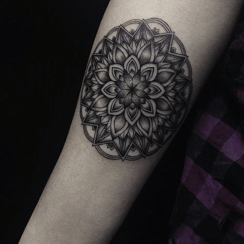 Hình tattoo vòng tròn đen trắng nghệ thuật