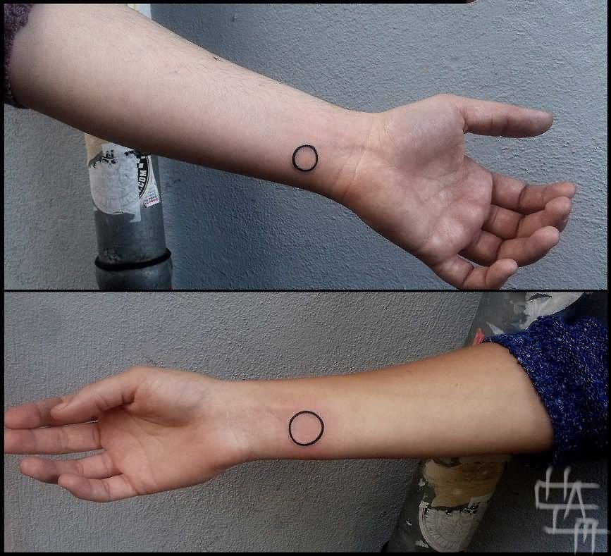 Hình tattoo vòng tròn ở cổ tay nhỏ xinh