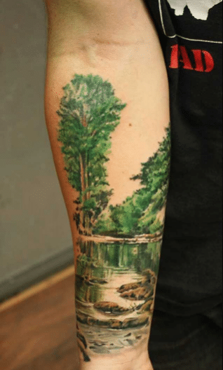 Hình xăm rừng và suối ở cánh tay trông như thật vậy