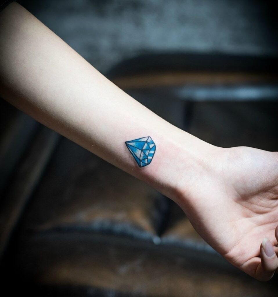 Hình xăm viên kim cương xanh ở cổ tay thu hút nhất