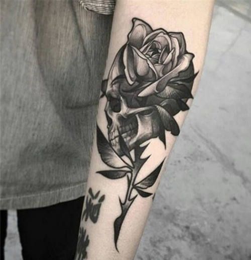 Hoa hồng đen xăm ở cánh tay cuốn hút