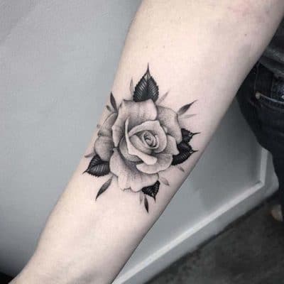 Hoa hồng xăm đen trắng sắc sảo và quyến rũ
