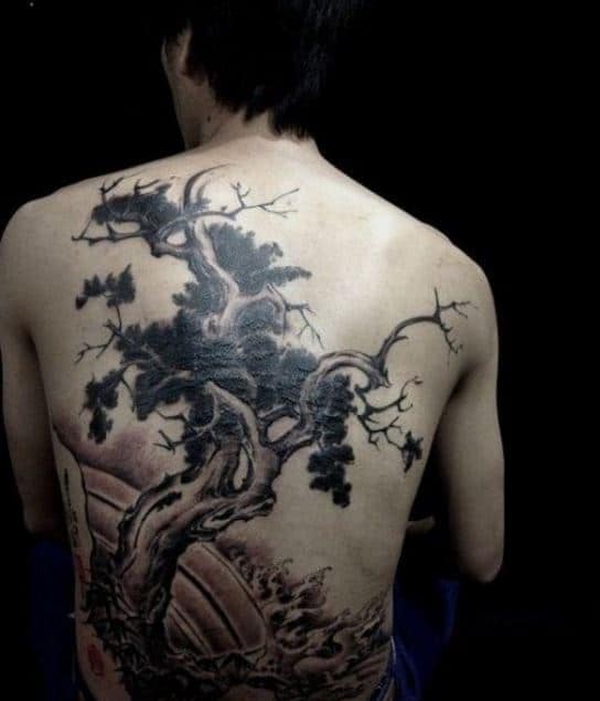 Kiểu tattoo cây và con đường ở lưng đẹp
