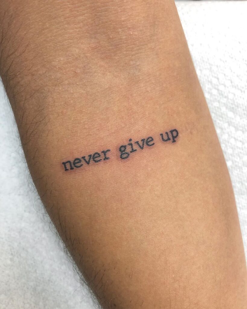 Kiểu tattoo chữ Never Give Up nhỏ mini