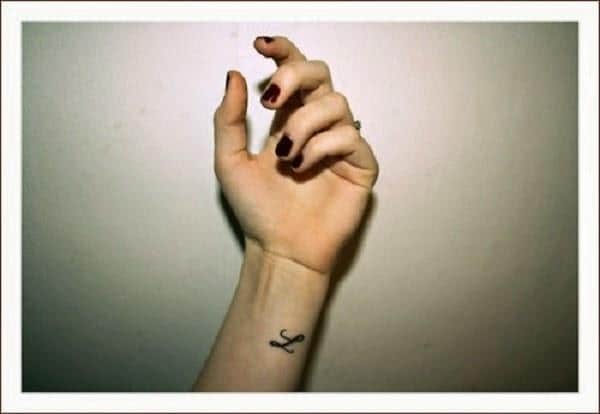 Kiểu tattoo chữ cái đơn giản ở cổ tay