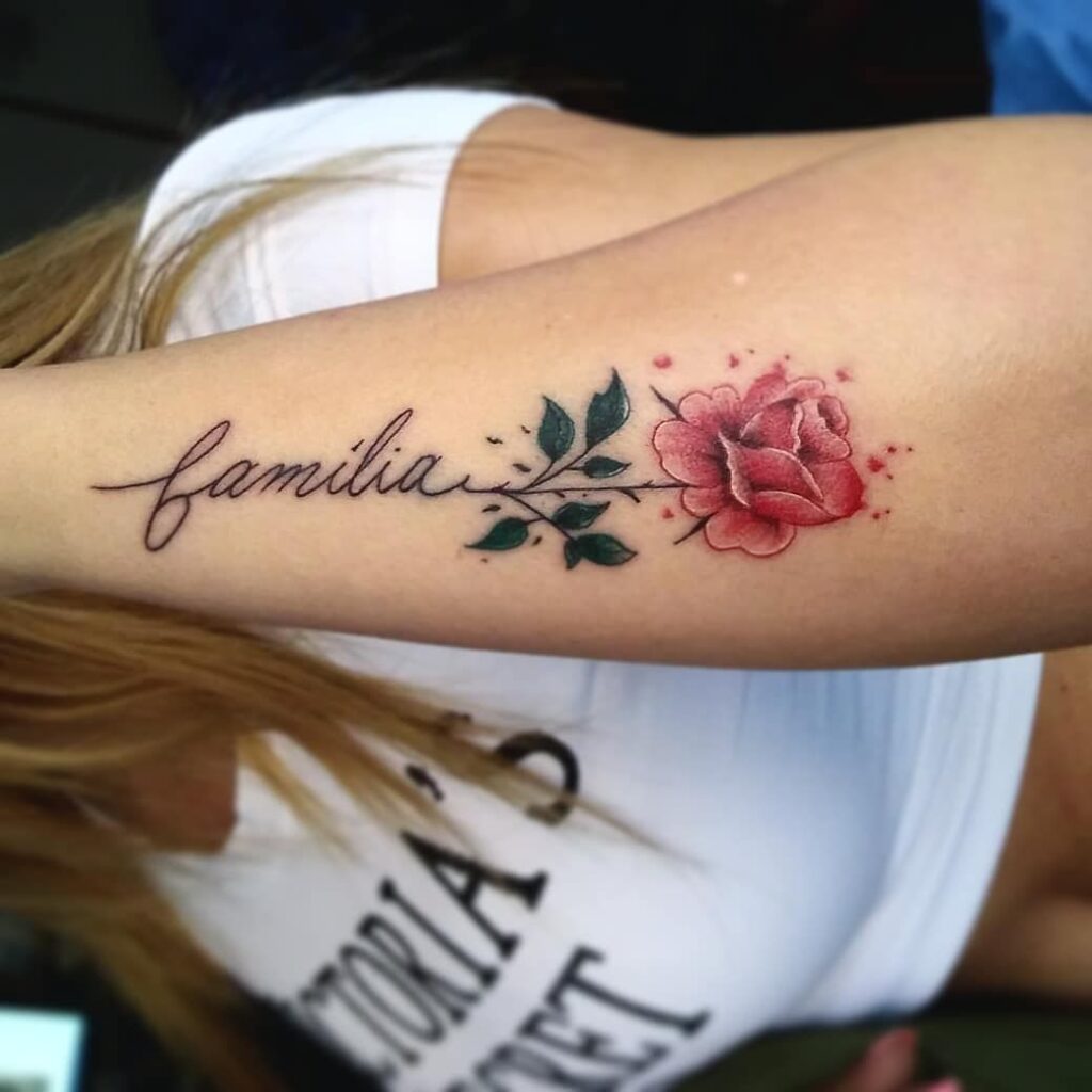 Kiểu tattoo chữ family kết hợp bông hoa tuyệt sắc