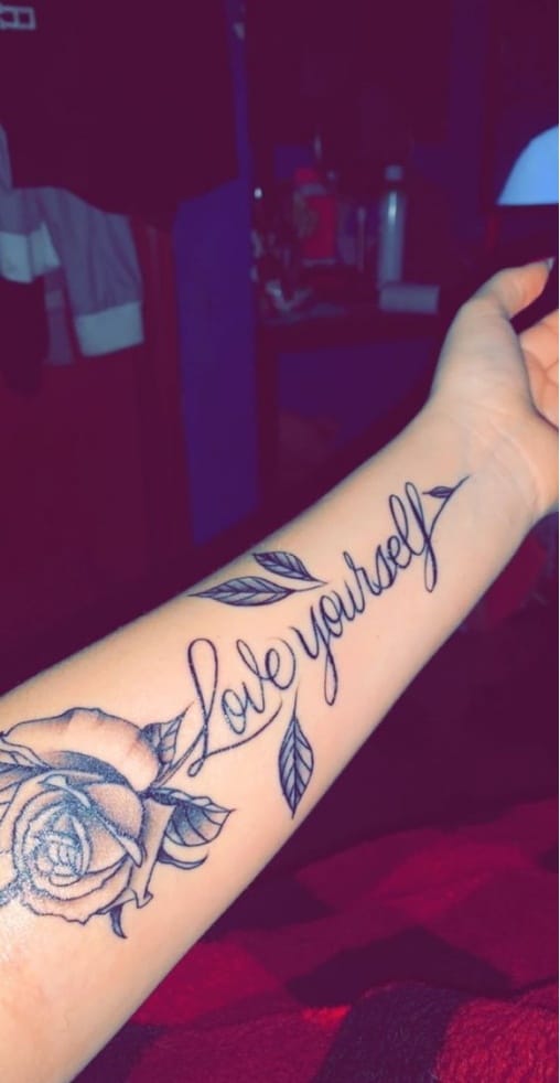 Kiểu tattoo chữ kết hợp hoa độc lạ trên cánh tay cho các cô nàng