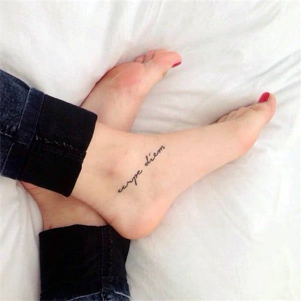 Kiểu tattoo chữ nghệ thuật ở mắt cá chân được giới trẻ ưa chuộng