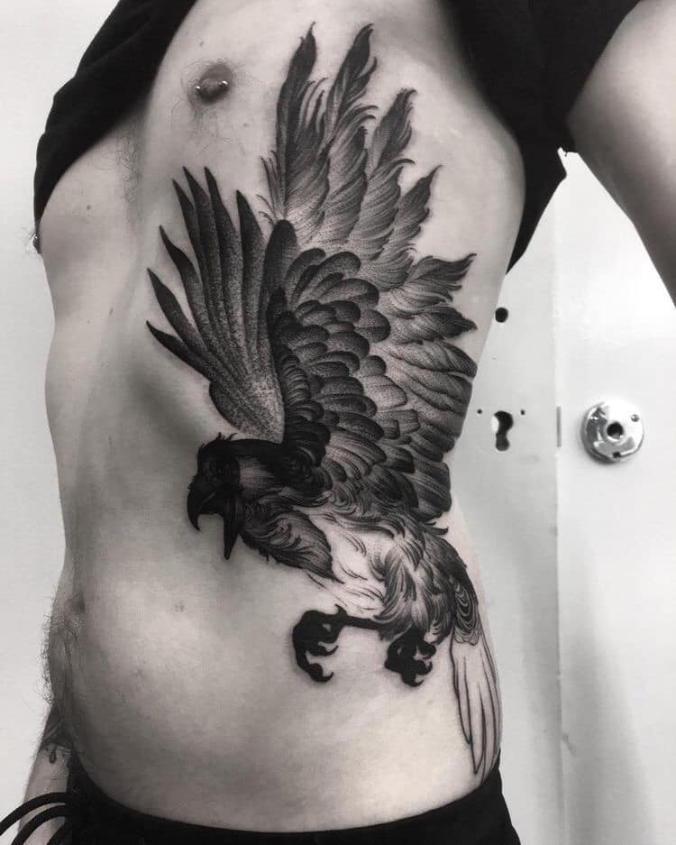 Kiểu tattoo con chim đang bay đẹp ở bên hông nam