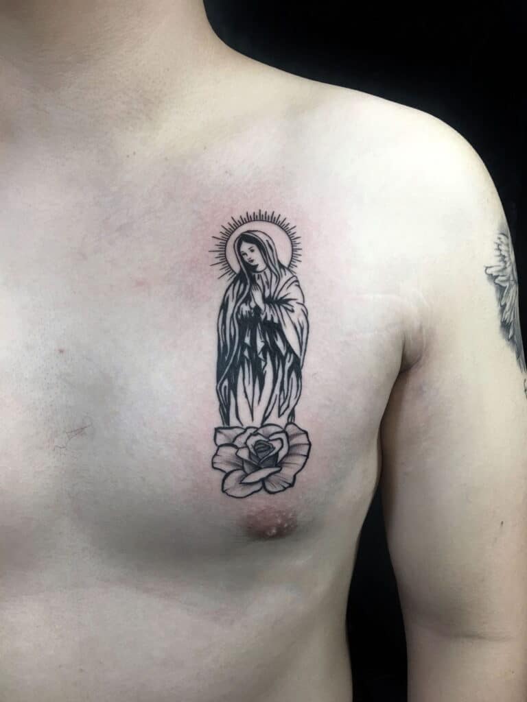 Kiểu tattoo đức mẹ maria xăm ở ngực