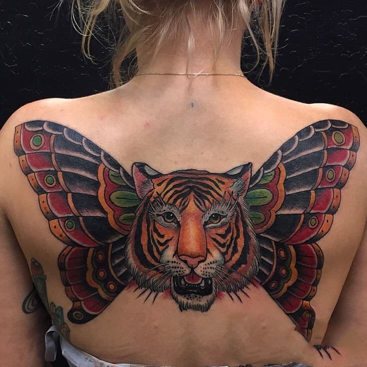 Kiểu tattoo hổ có cánh đẹp ở lưng