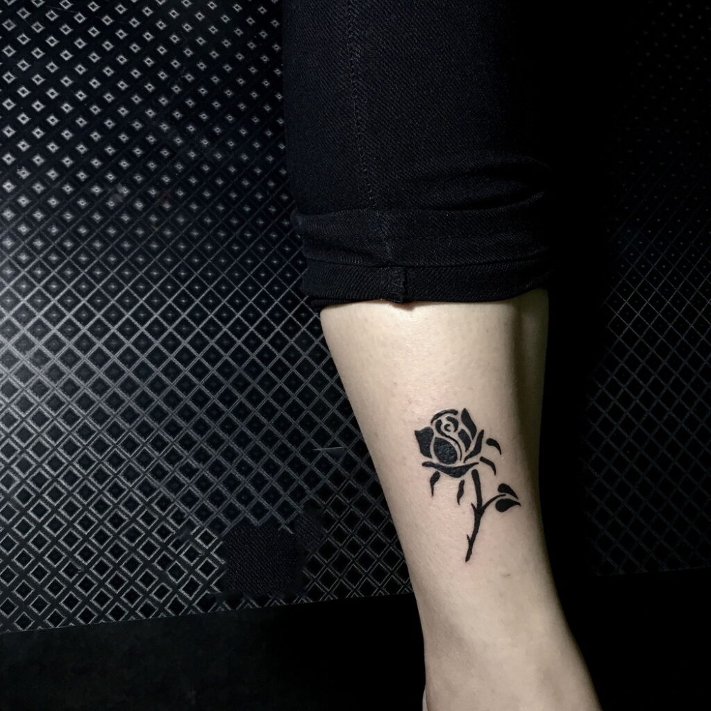Kiểu tattoo hoa hồng đen nhỏ