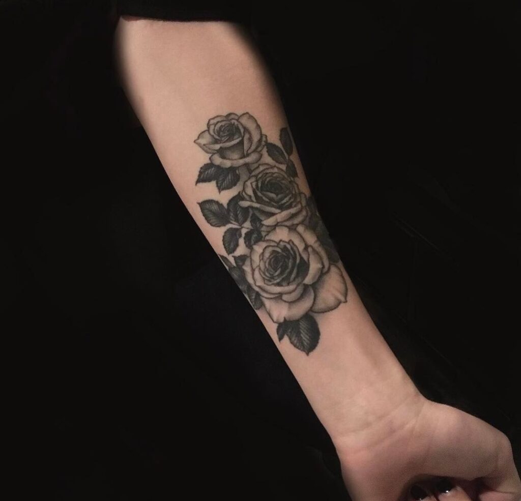 Kiểu tattoo hoa hồng đen ở cánh tay đẹp mê mẩn