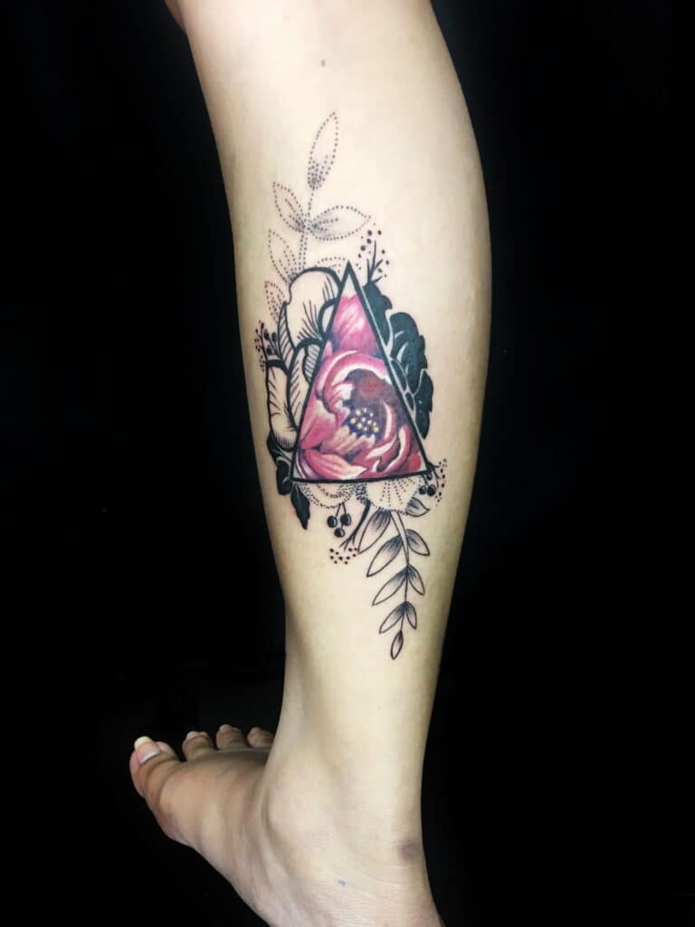 Kiểu tattoo hoa kết hợp với biểu tượng tạo nên sự độc đáo riêng