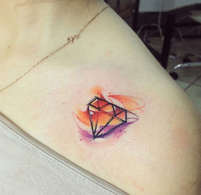 Kiểu tattoo kim cương nhỏ xinh ở vai
