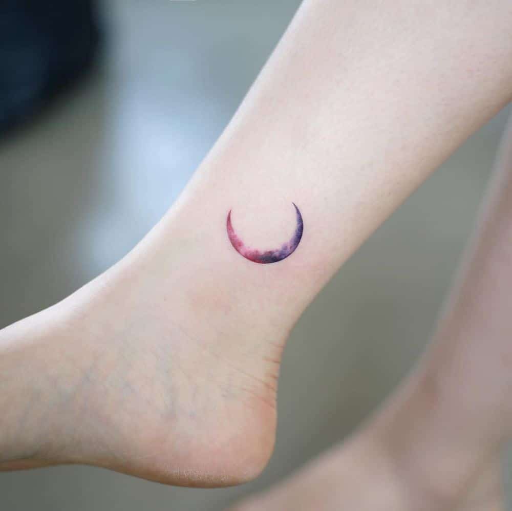 Kiểu tattoo mặt trăng khuyết với màu sắc siêu đẹp ở cổ chân