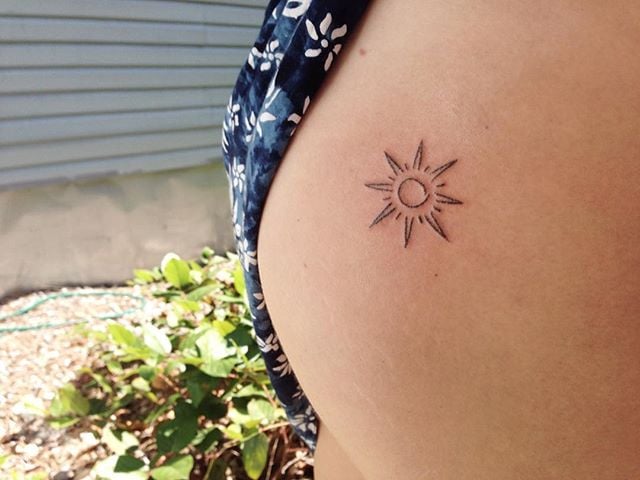 Kiểu tattoo mặt trời cách điệu mini tại mông cho nữ