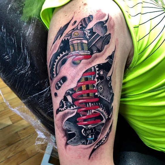 Kiểu tattoo phuộc xe ở cánh tay thu hút giới trẻ