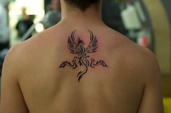 Kiểu tattoo phượng hoàng lửa đẹp sau gáy cho nam
