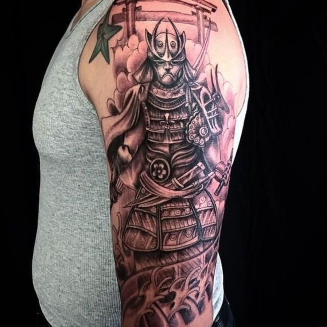 Kiểu tattoo samurai ở bắp tay bú mớm từng ánh nhìn