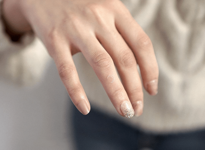 Kiểu tattoo vầng trăng khuyết mini ở ngón tay