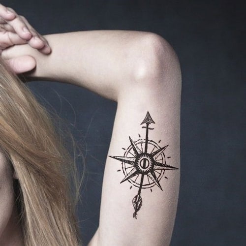 Kiểu tattoo vòng tròn la bàn cá tính ở bắp tay cho con gái