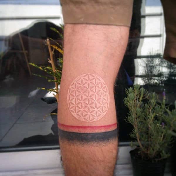Kiểu tattoo vòng tròn mực trắng ở chân