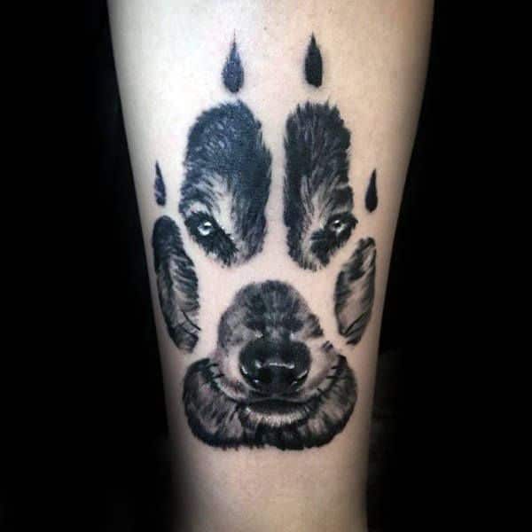 Kiểu xăm chó cực nghệ thuật với biểu tượng mặt và dấu chân