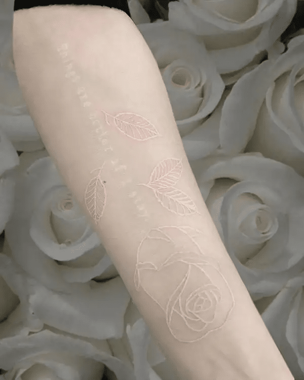 Kiểu xăm hoa hồng kết hợp chữ đẹp ở cánh tay