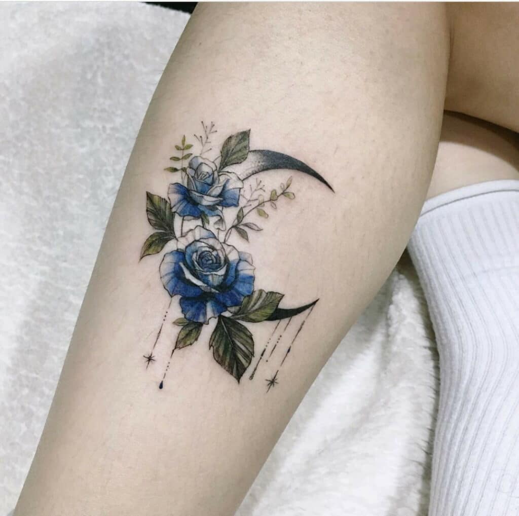 Kiểu xăm hoa hồng xanh và mặt trăng đẹp cho cánh tay nữ