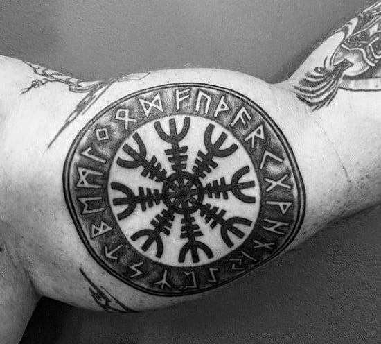 Mạnh mẽ và phong cách với tattoo vòng tròn ở bắp tay