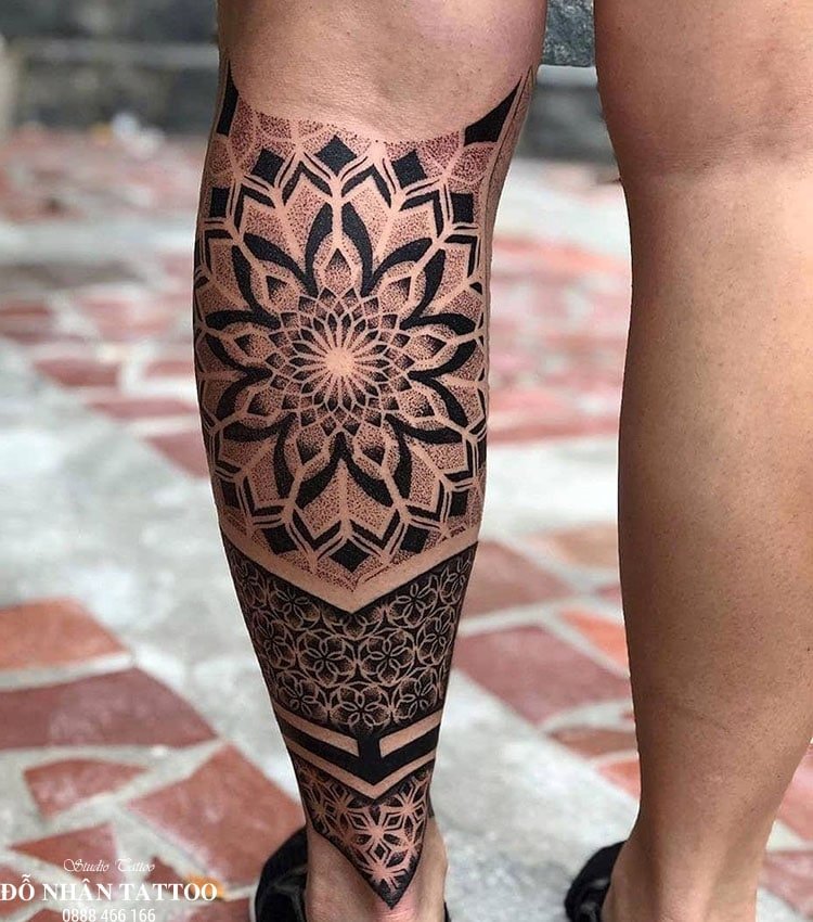 Mẫu hình tattoo hoa văn độc lạ ở chân